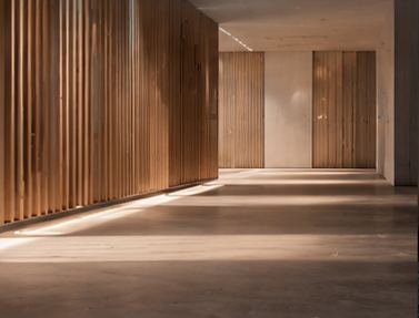 Couloir habillé de panneaux bois et éclairage indirect